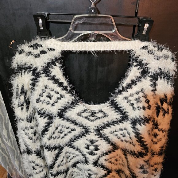 ❤️ EUC Juniors Size XXL Black and White Fuzzy Abstract Xhilaration Sweater - Picture 7 of 8